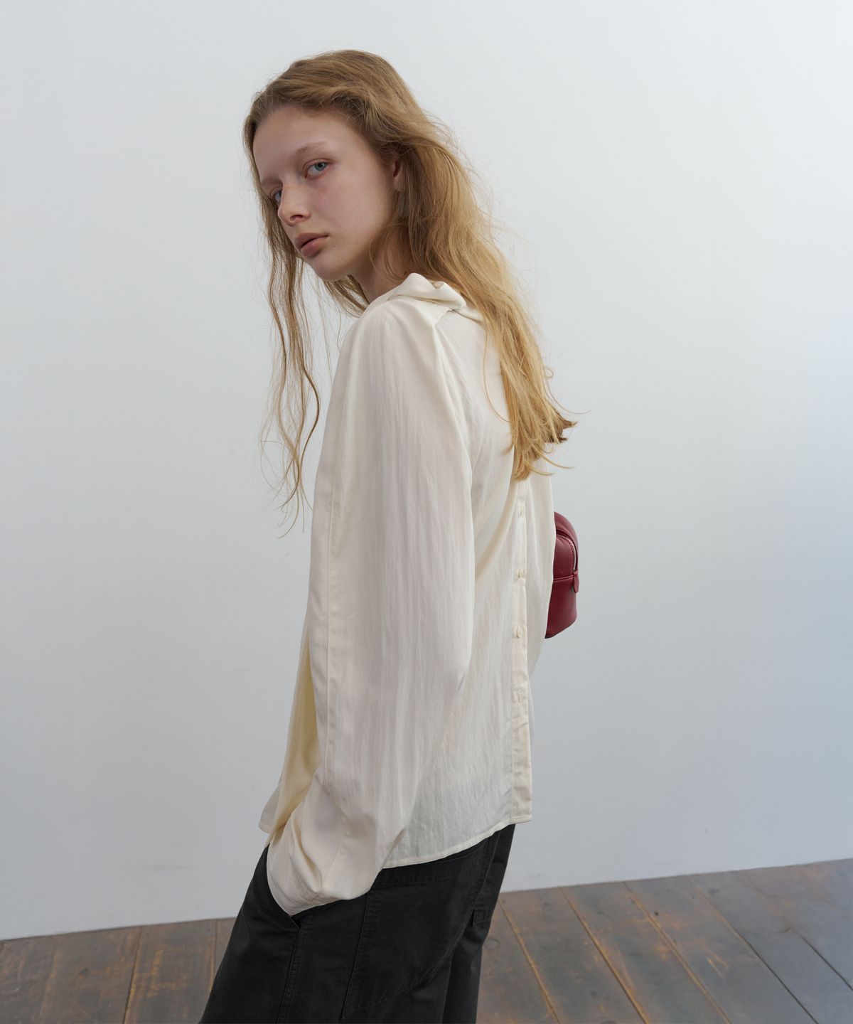 포에토(FOETO) Glide tie high neck blouse - cream