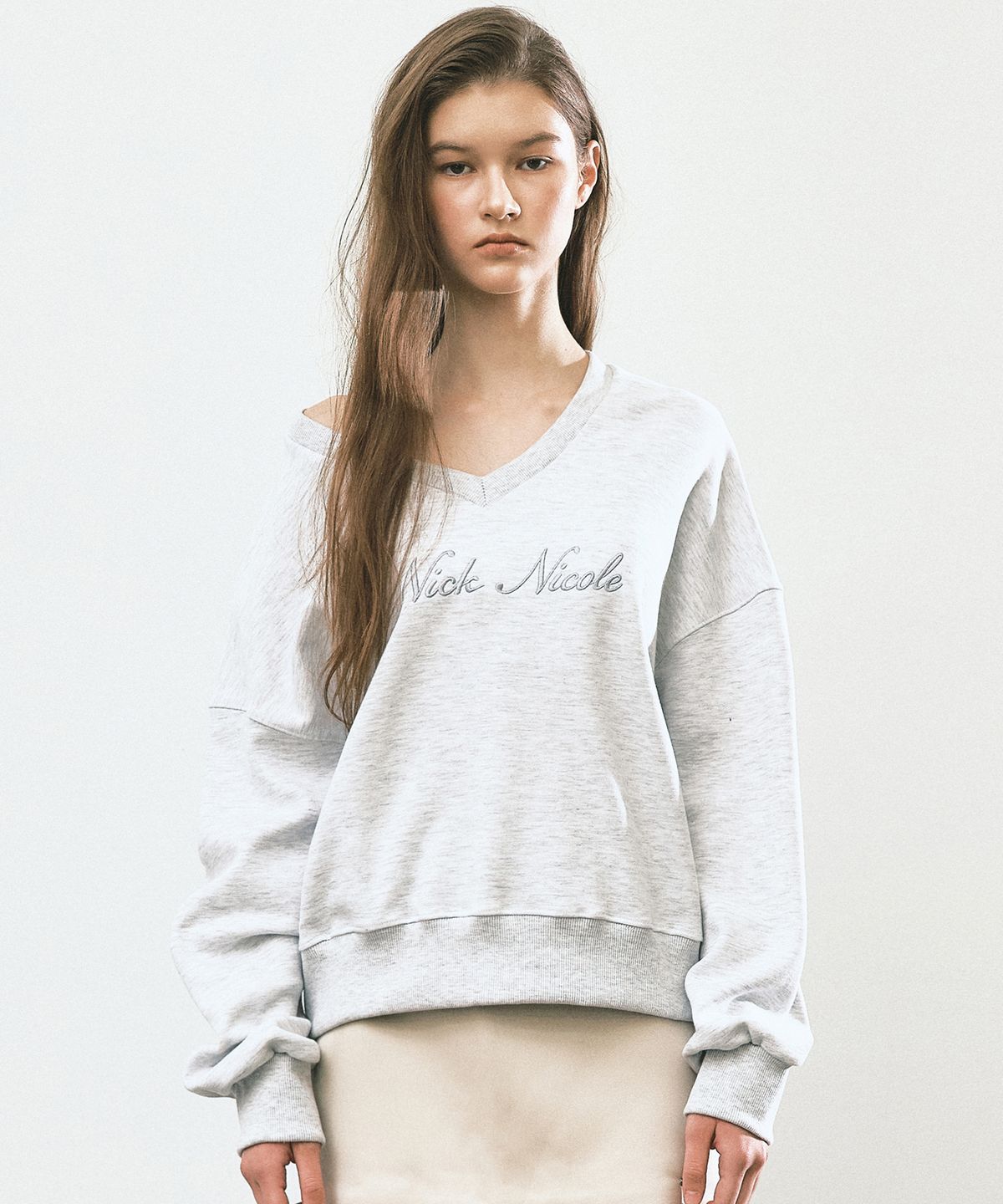 닉앤니콜(NICK&NICOLE) NICOLE LOGO V-NECK SWEATSHIRT_MELANGE