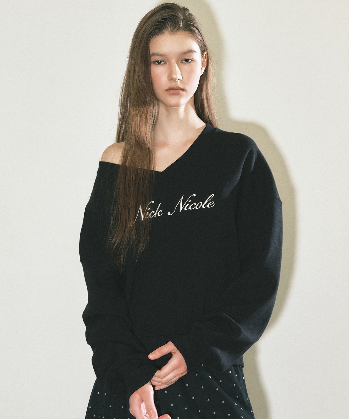 닉앤니콜(NICK&NICOLE) NICOLE LOGO V-NECK SWEATSHIRT_BLACK