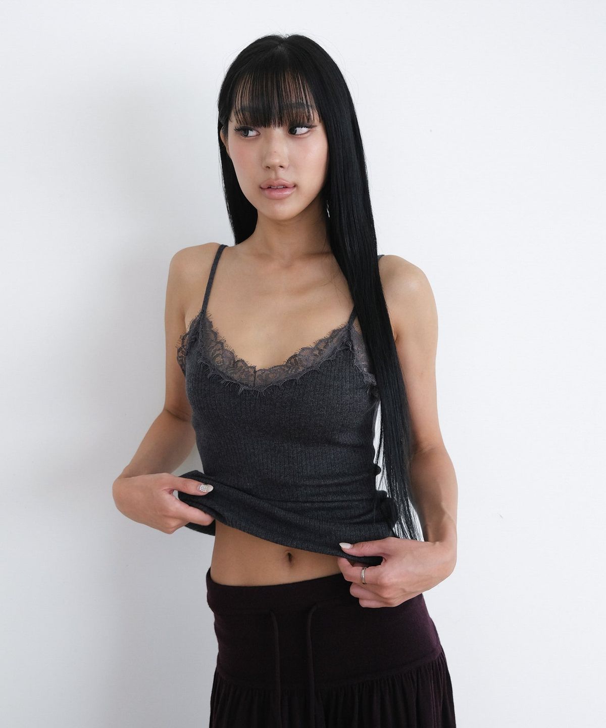 오오티엔(OOTN) LACE KNIT CAMISOLE [CHARCOAL]