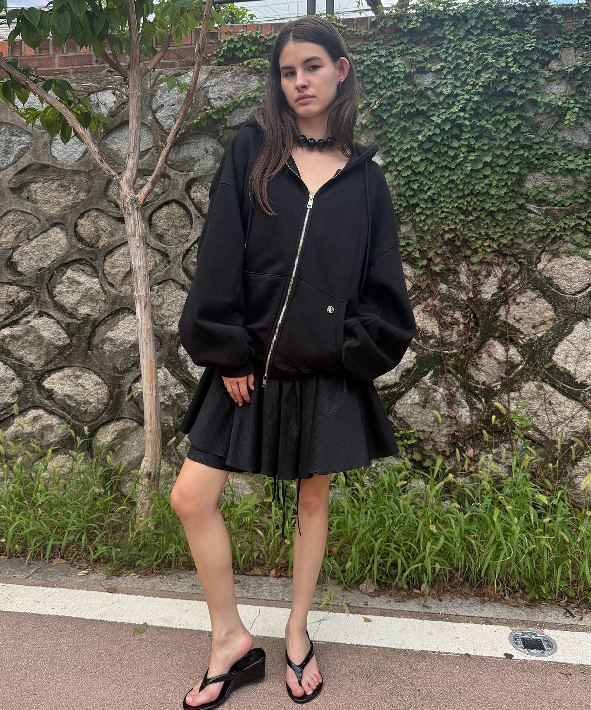 김미더영(GIMMETHEYOUNG) G_BACK SHIRRING HOOD ZIP-UP / BLACK