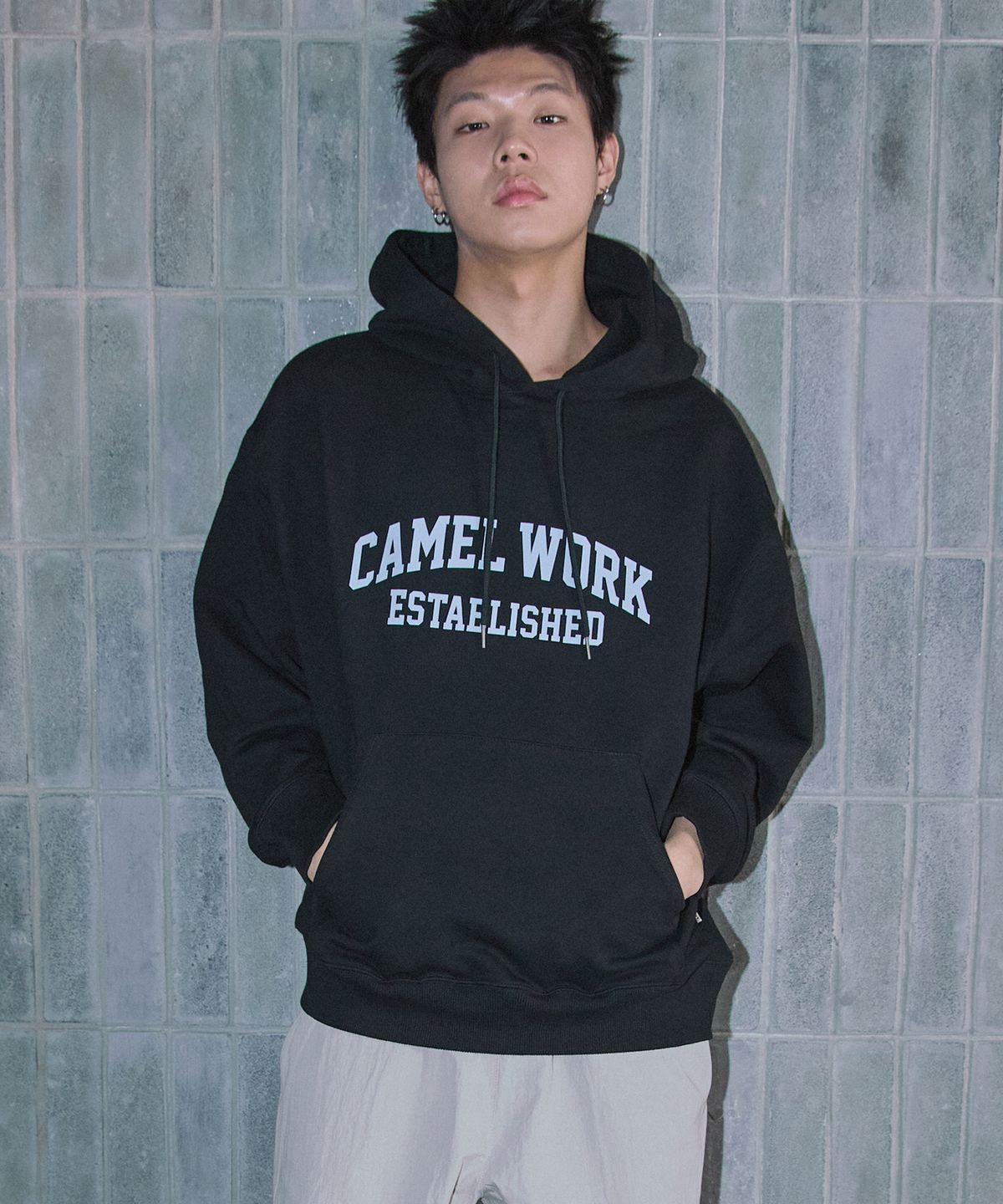 카멜워크(CAMEL WORK) 애슬레틱 로고 후드티셔츠(블랙)