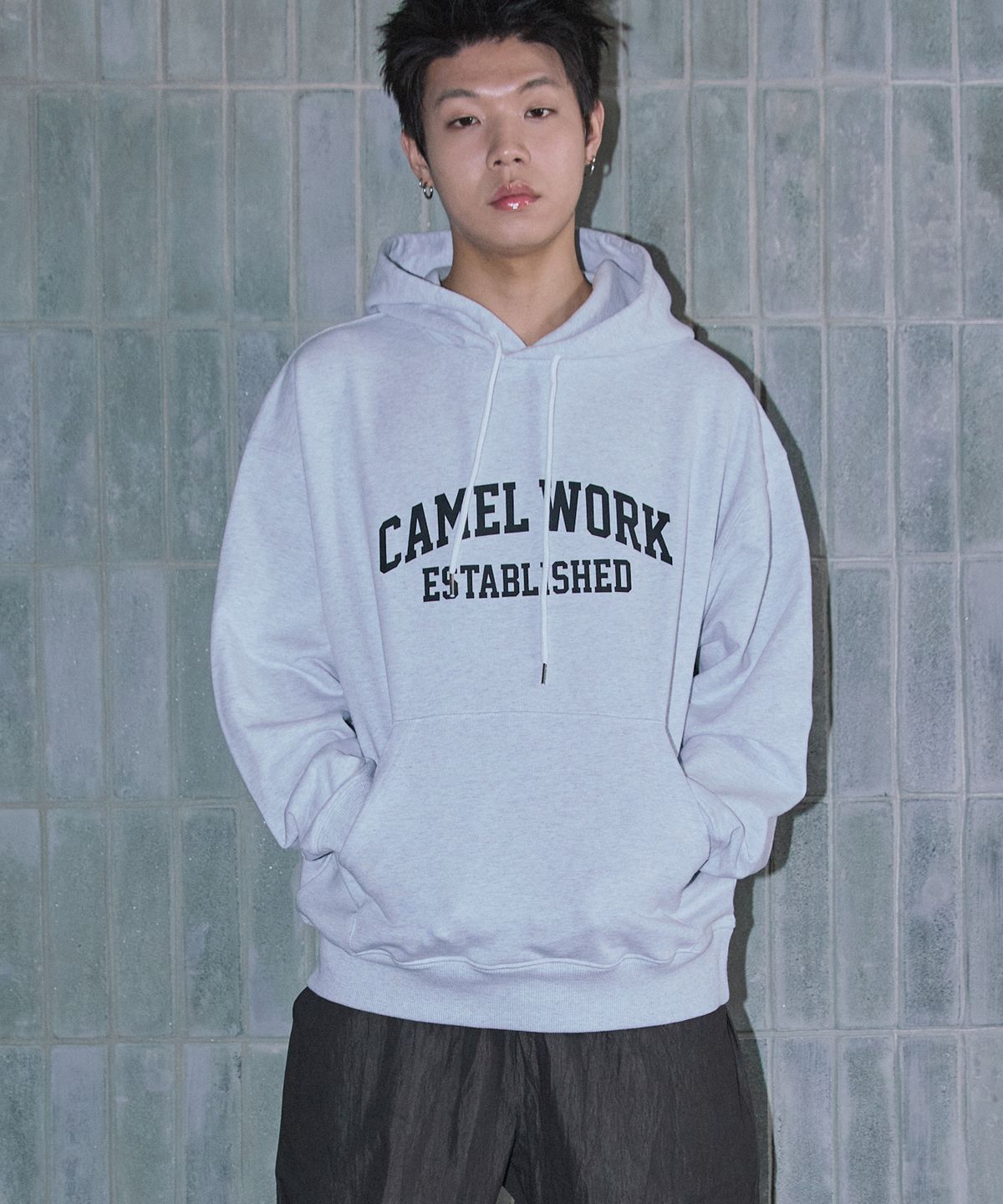 카멜워크(CAMEL WORK) 애슬레틱 로고 후드티셔츠(애쉬그레이)