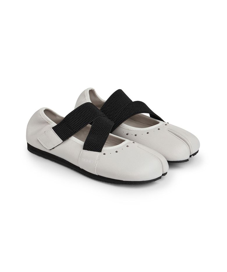 TABI POINT FLAT SHOES IN IVORY