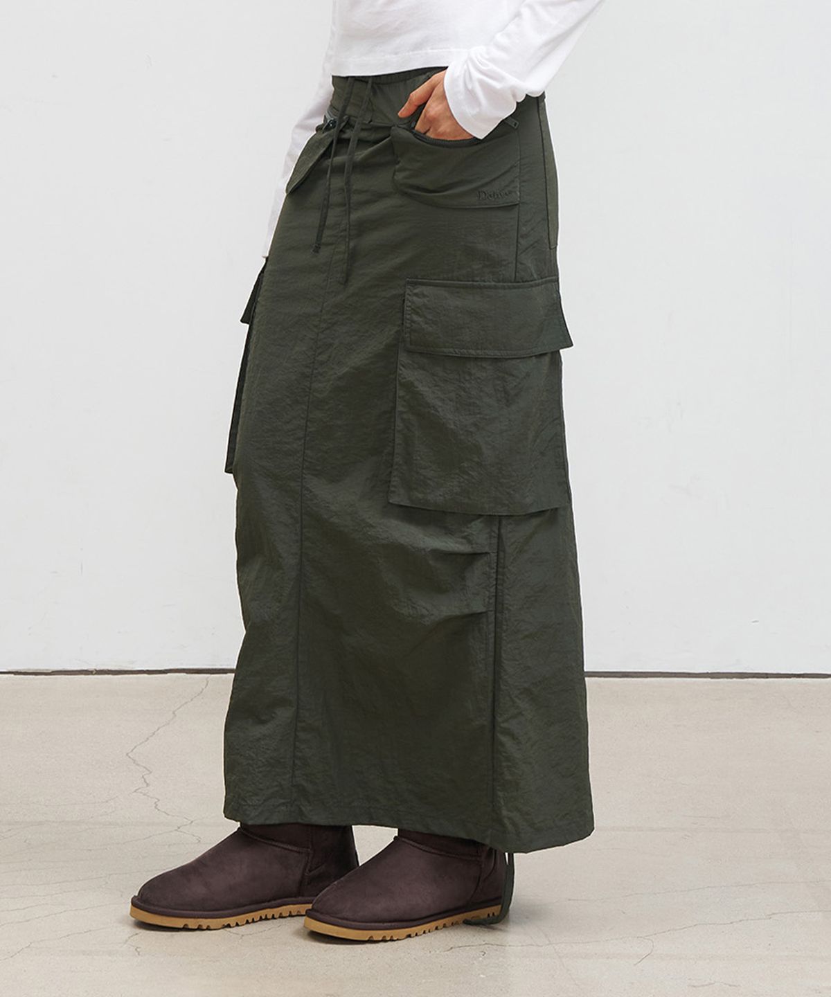 다이닛(DEINET) NYLON UTILITY CARGO SKIRT IN KHAKI