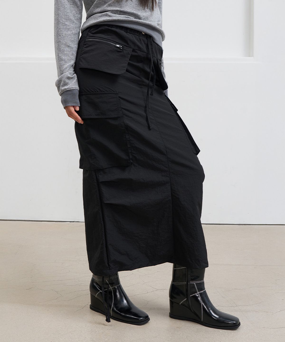 다이닛(DEINET) NYLON UTILITY CARGO SKIRT IN BLACK