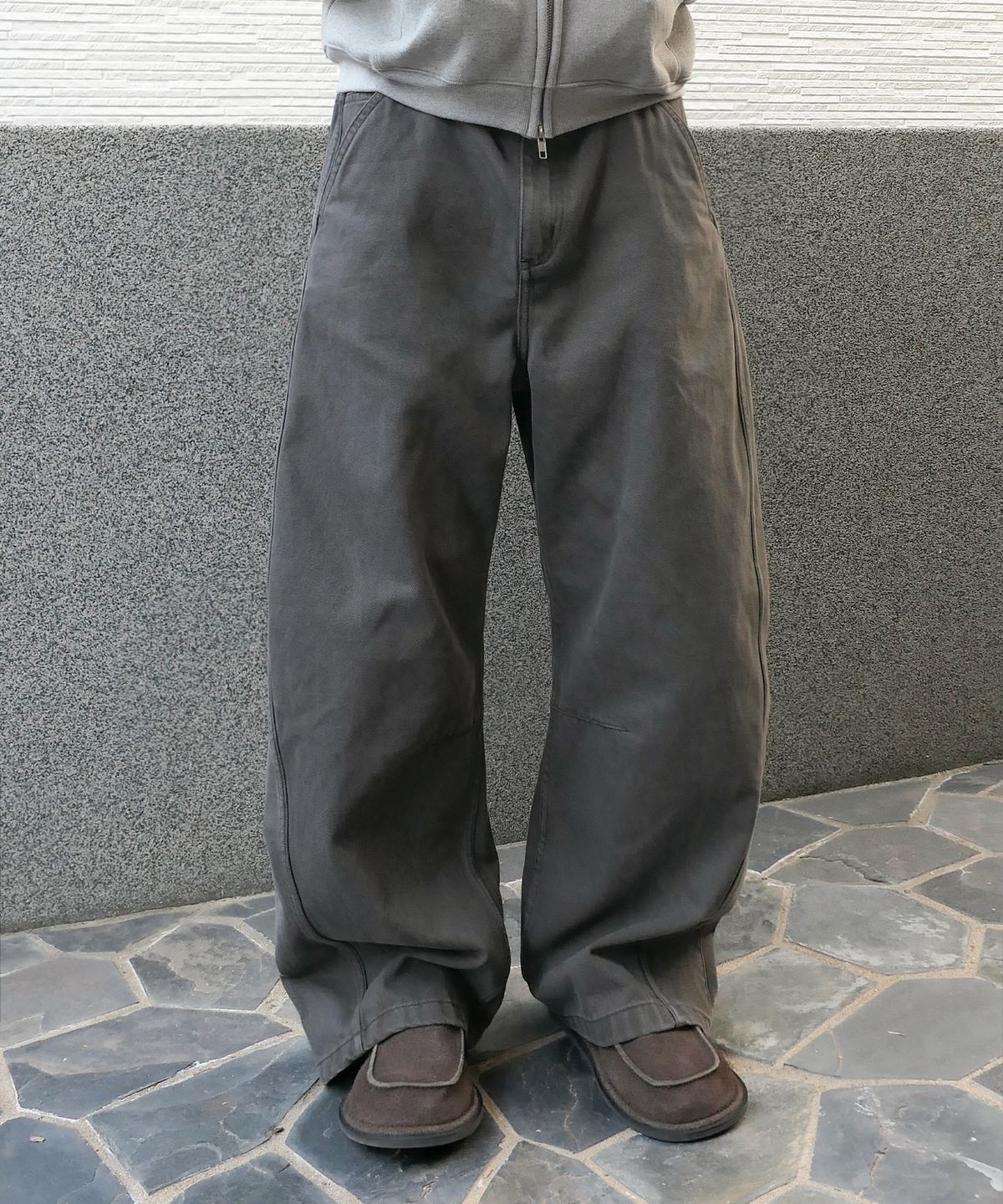 브랜디드(BRANDED) CURVED LINE COTTON PANTS [GRAPHITE]