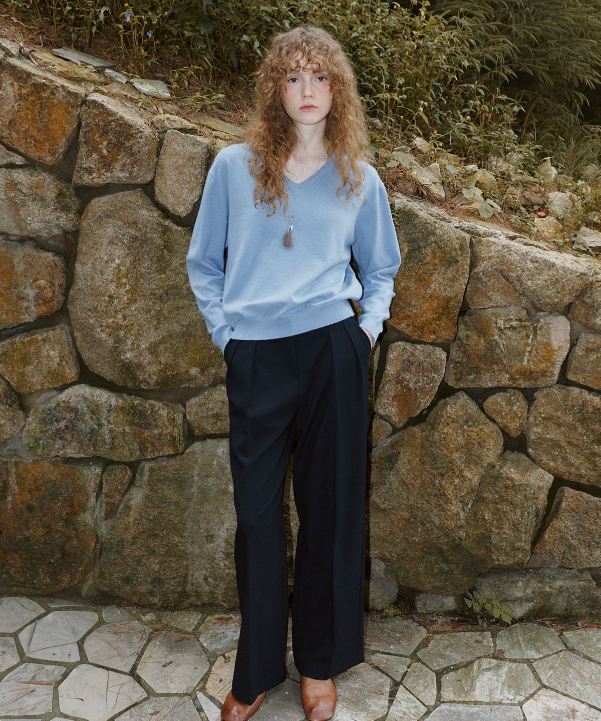 노운베러(KNOWNBETTER) Easy-care V-neck knit [KNFW07KN15]_Steel blue