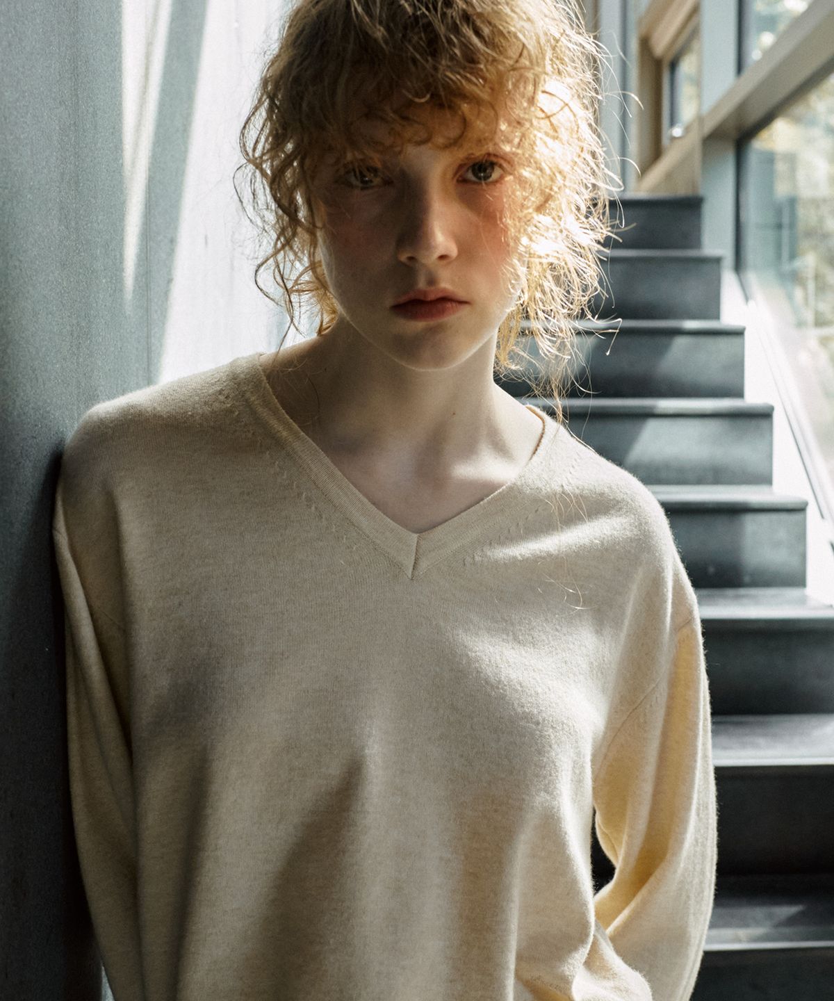 노운베러(KNOWNBETTER) Easy-care V-neck knit [KNFW07KN13]_Oatmeal