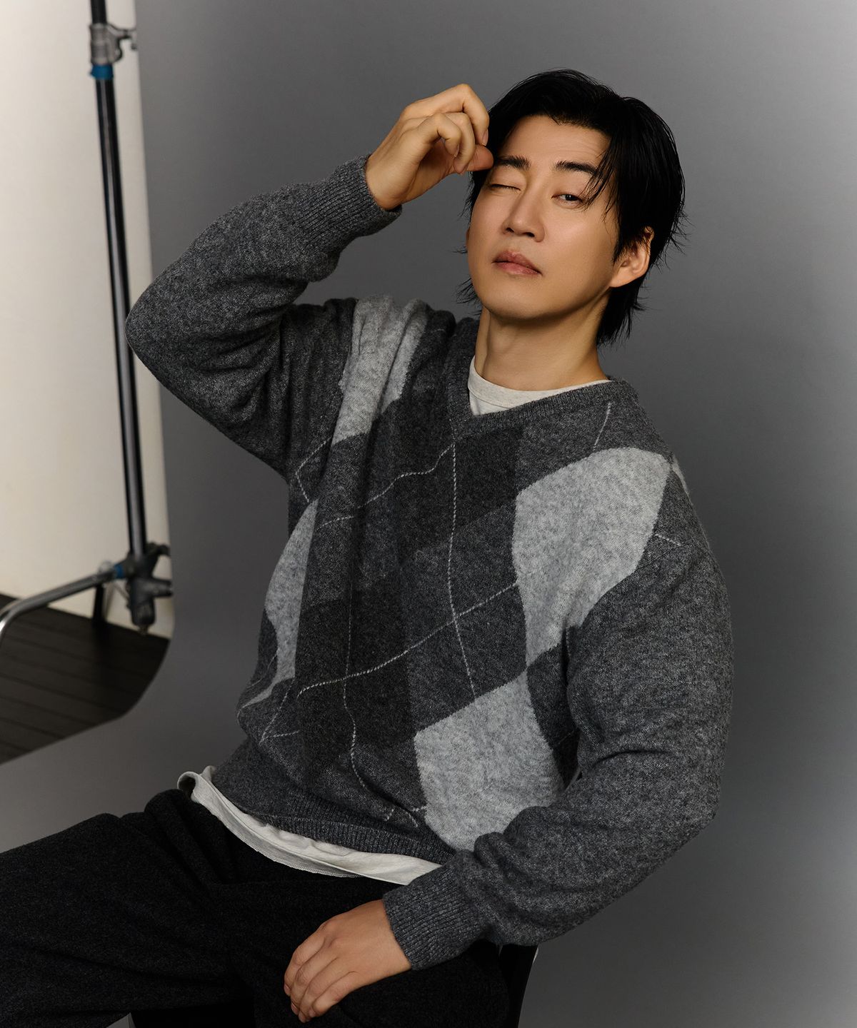 테일던(TAILDERN) Reilly Hairy Argyle V-neck Sweater Grey