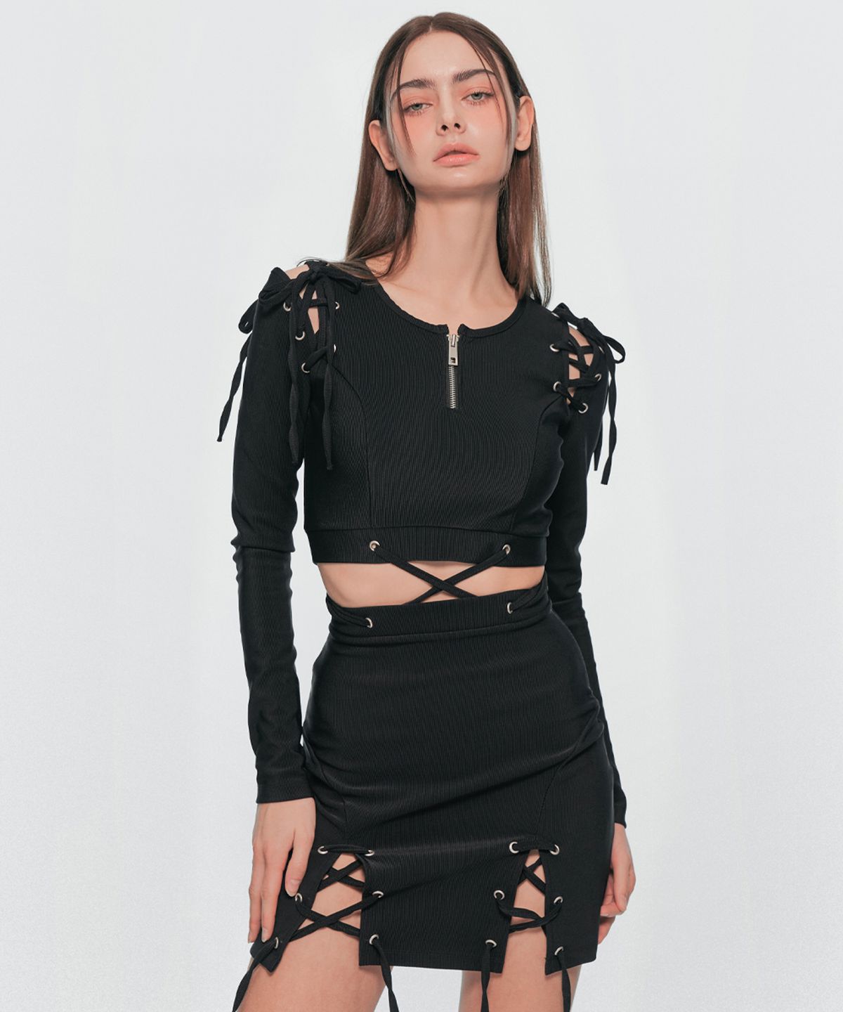 유움(UUM) MULTI EYELET THREE-PEICE BLACK