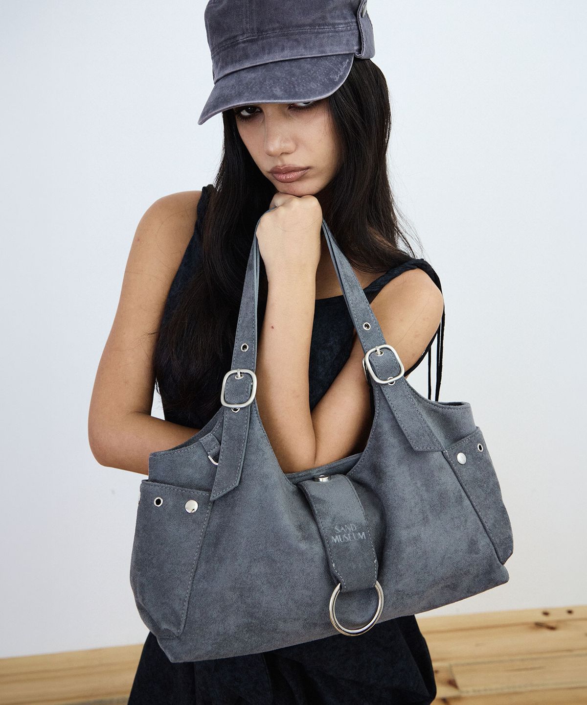 샌드뮤지엄(SAND MUSEUM) HOWDY BAG MINI [Suede Gray]