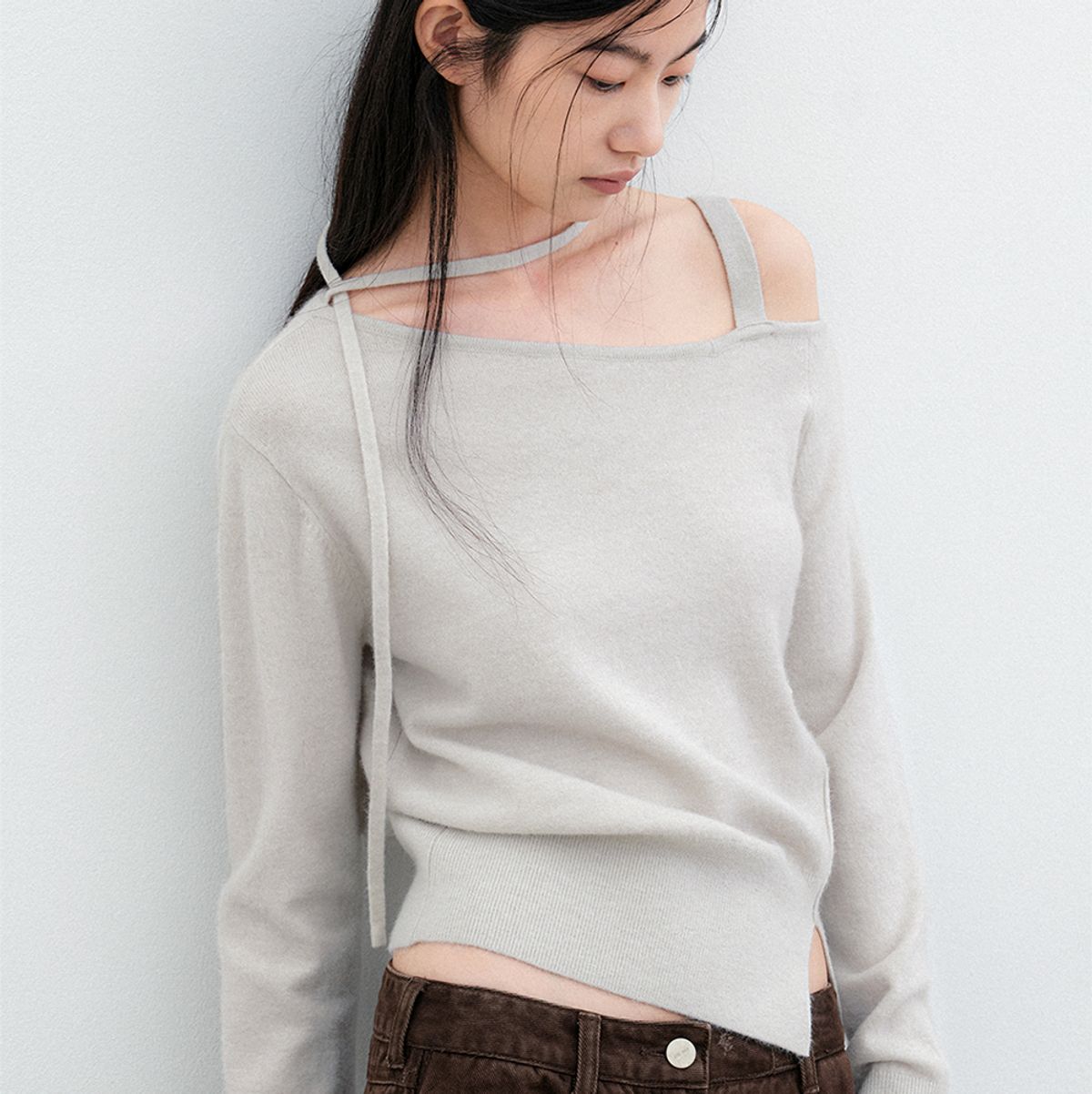 아틀리에 나인(ATELIER NAIN) (T-7310)WOOL SOLID ONE OFF SHOULDER STRAP KNIT