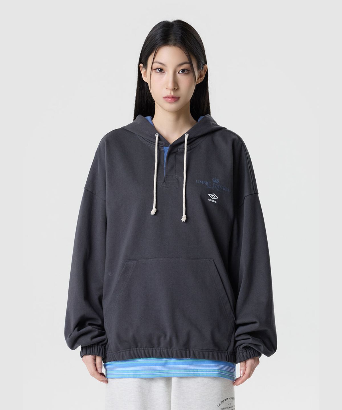 엄브로(UMBRO) 더비클럽 헨리넥 후드 티셔츠 챠콜 UR311CHD93