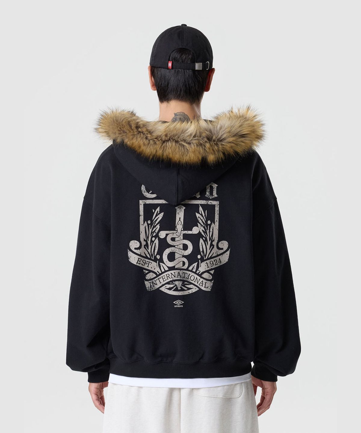 엄브로(UMBRO) DISTRICT11 퍼 트리밍 후드집업 블랙 UR321CFT98