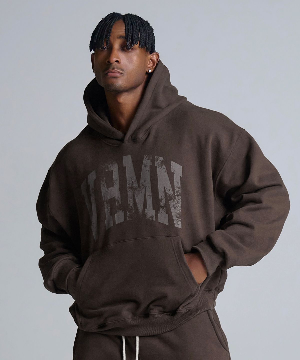 베르만 어패럴(VERMANN APPAREL) VRMN 오버핏 스웨트 후드 티셔츠 브라운