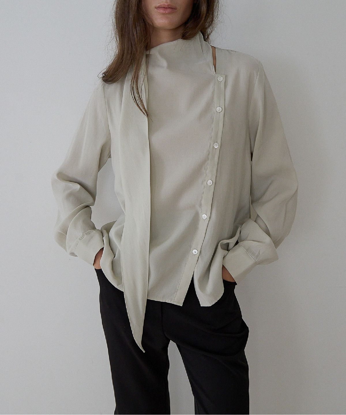 가더(GARDER) Awe Tie Blouse (Olive)