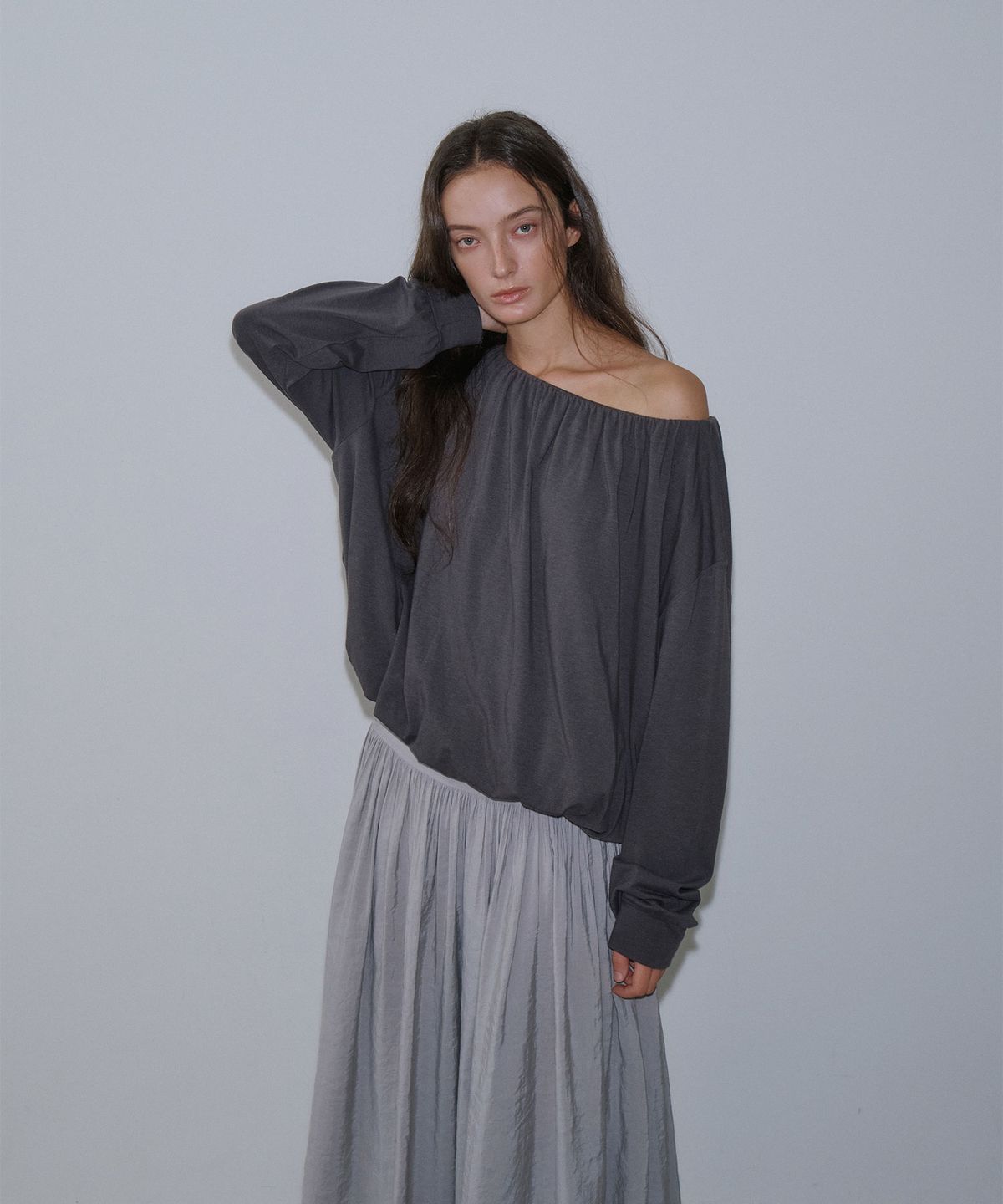 가더(GARDER) One Shoulder Top (Charcoal)