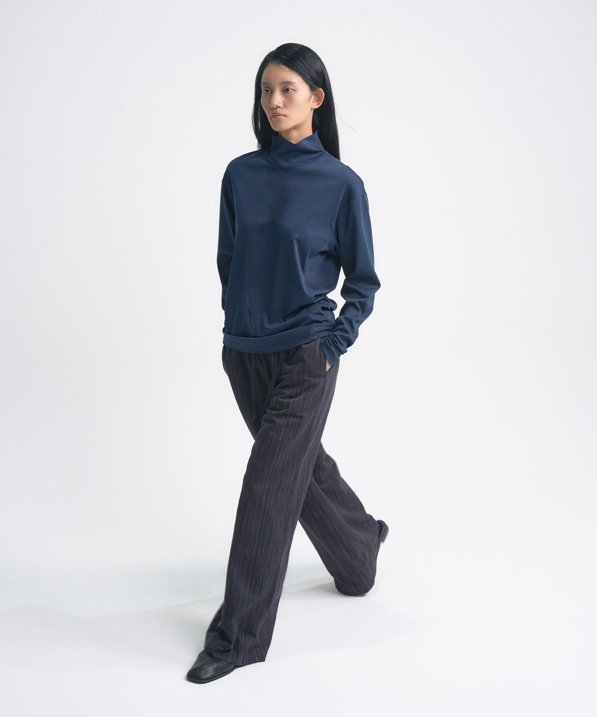 웨니오(VENIO) 미니멀 백 디테일 모크넥  탑_잉크 네이비-VN25W018