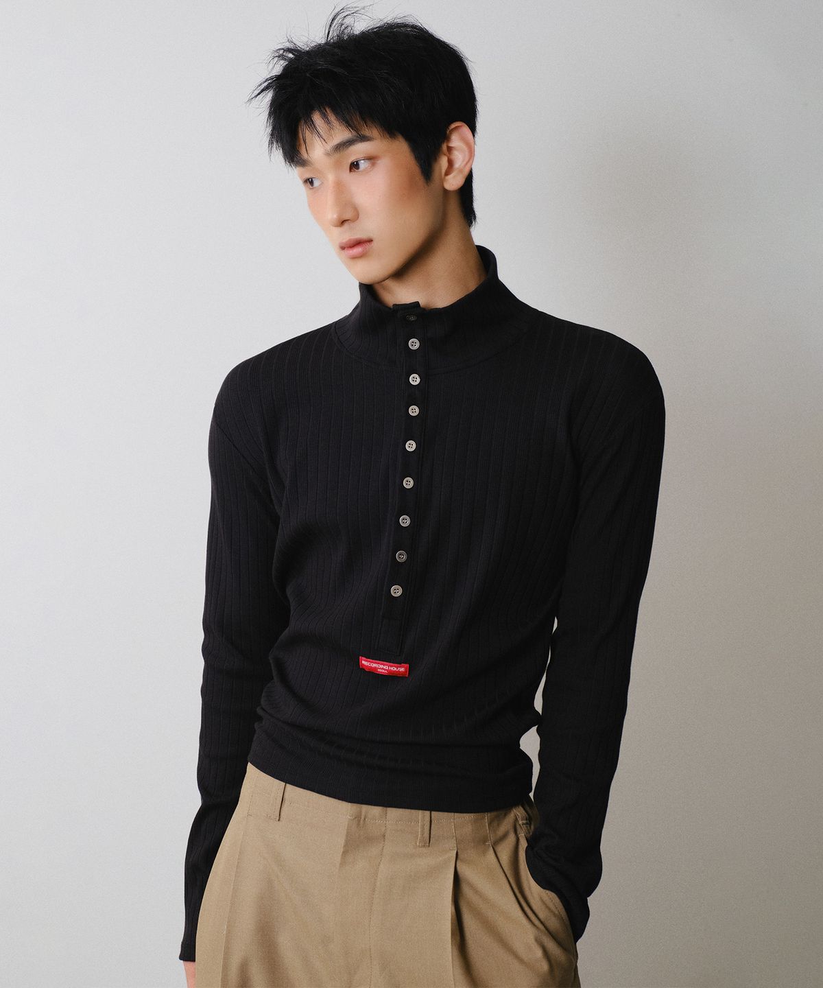 레코딩하우스(RECORDINGHOUSE) REC BUTTON TURTLE-NECK [BLACK]
