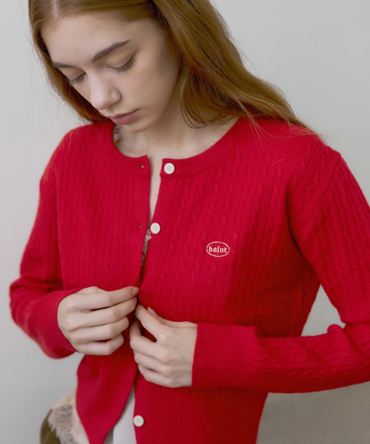 헤인트(HAINT) TAVIN CABLE EMBLEM CARDIGAN_RED