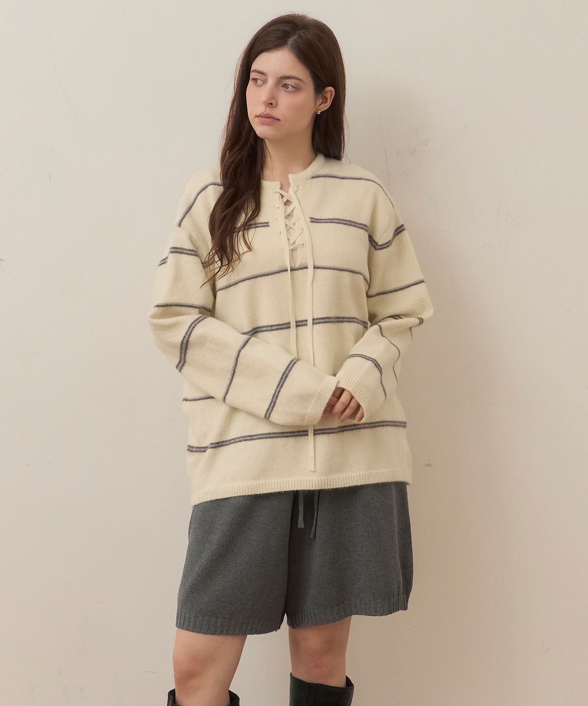 메종르하르(MAISONLEHAR) 브리즈 레이스업 스트라이프 니트 2color