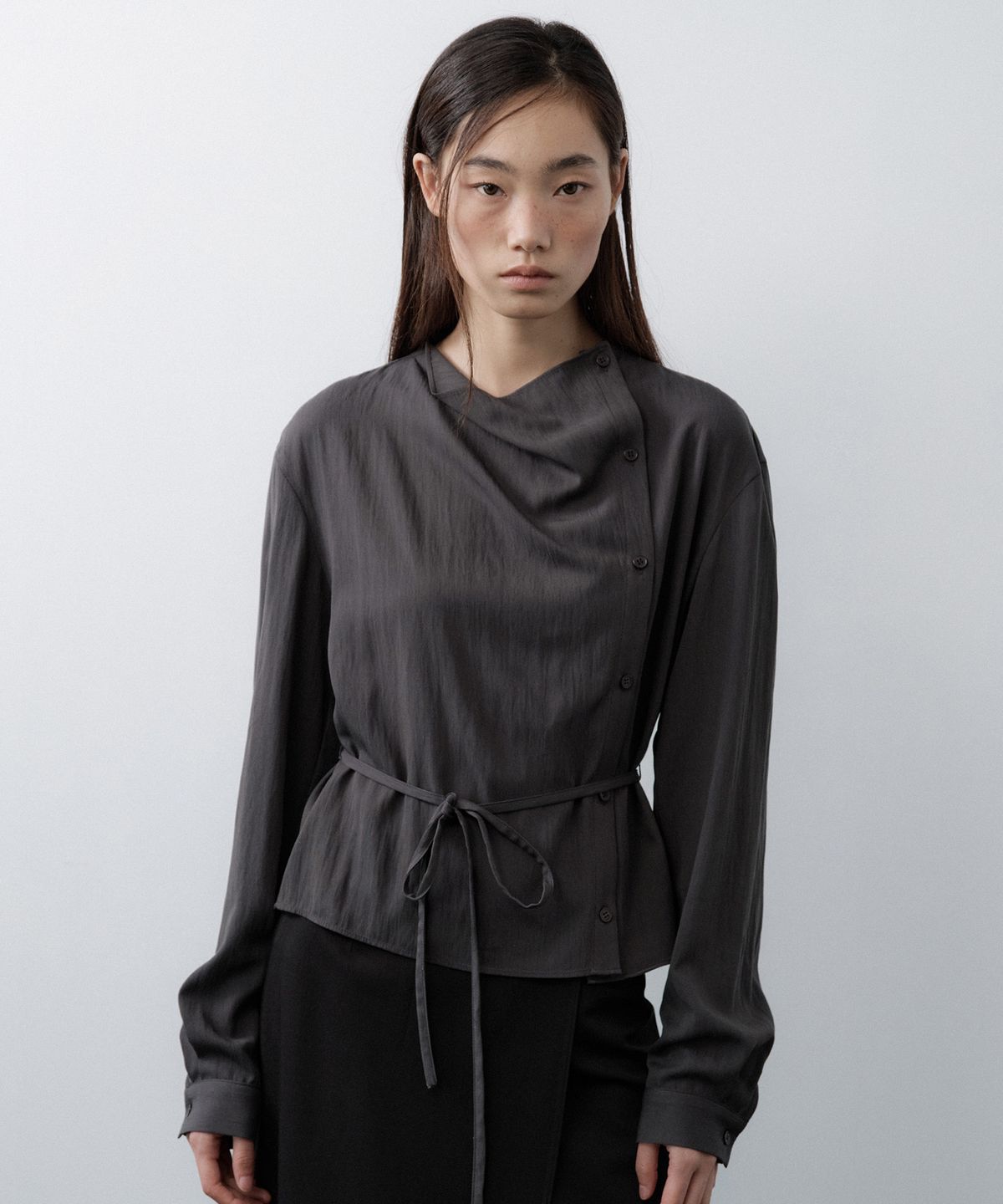 루시르주(LUCIR ZU) Cowl Neck Button Blouse (Charcoal)