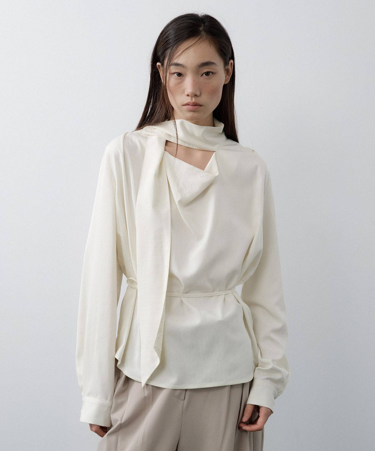 루시르주(LUCIR ZU) Scarf Cowl Neck Blouse (Cream)