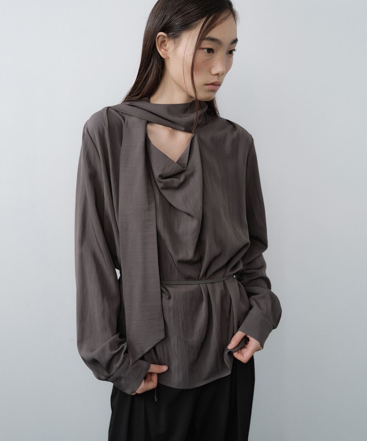 루시르주(LUCIR ZU) Scarf Cowl Neck Blouse (Charcoal)
