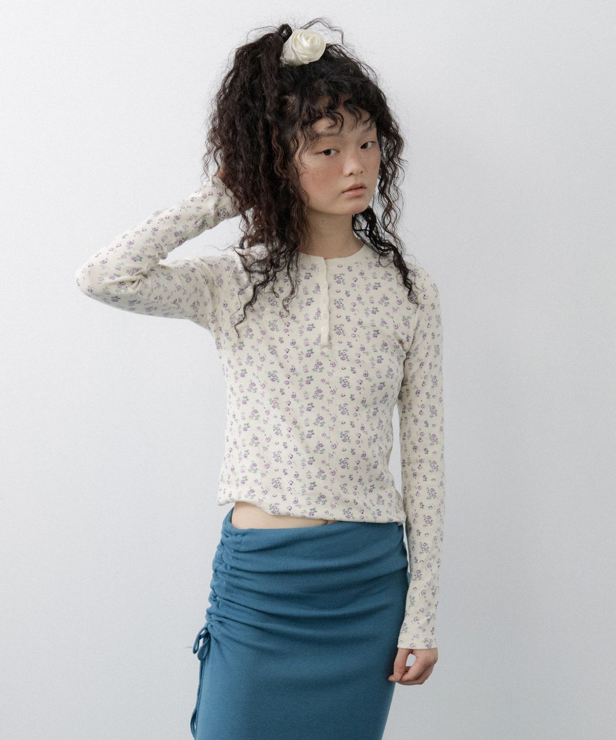 루시르주(LUCIR ZU) Tiny Floral Henley Top (Cream)