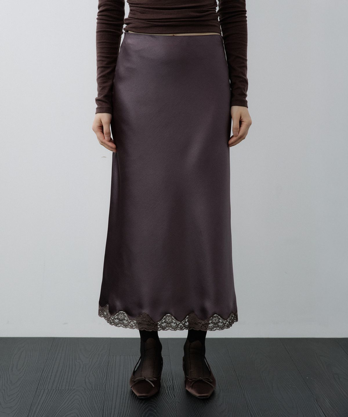 루시르주(LUCIR ZU) Satin Lace-Hem Skirt (Brown)