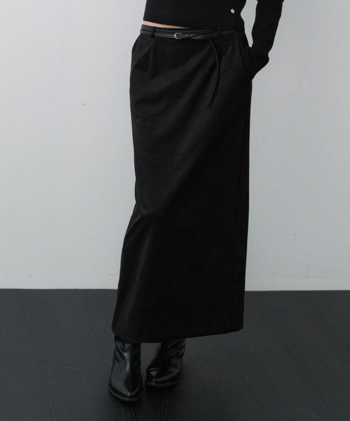 루시르주(LUCIR ZU) Low-Rise Suede Maxi Skirt (Black)