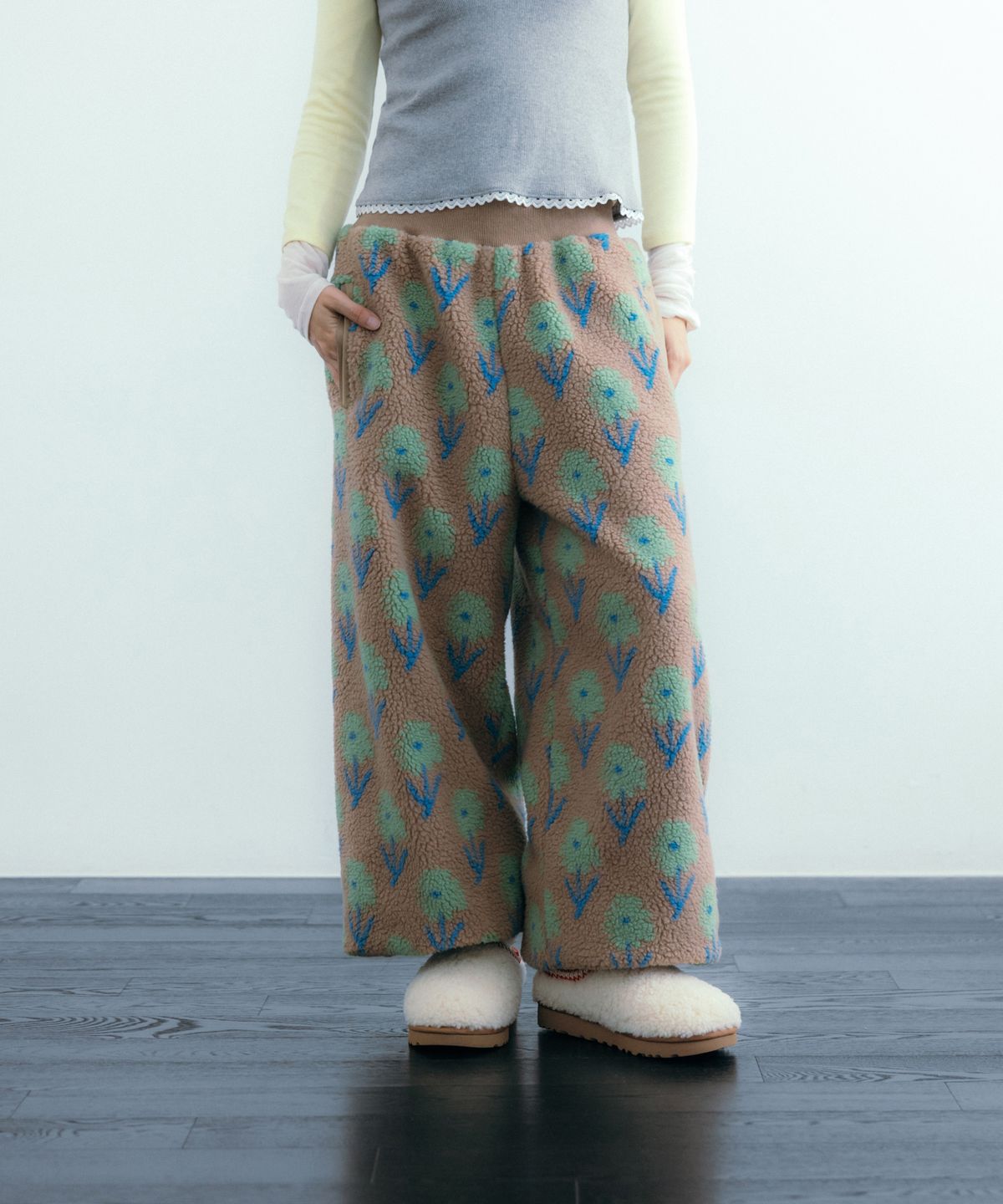 이요우아(IYOWUAH) Floral Fleece Jogger Pants, Beige