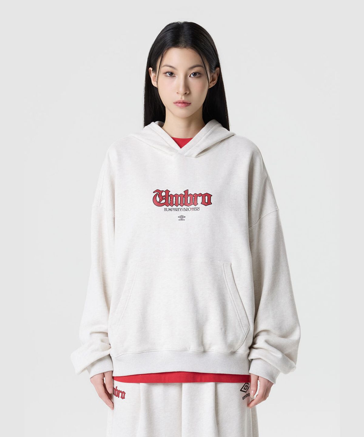 엄브로(UMBRO) DISTRICT11 스몰 레터링 후드 티셔츠 아이보리 UR321CHD99