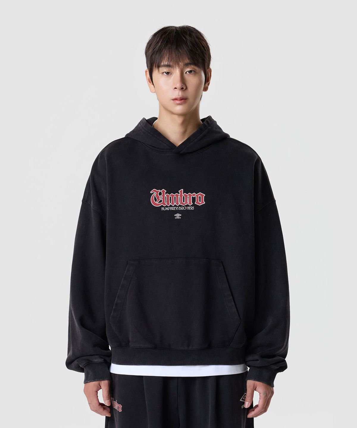 엄브로(UMBRO) DISTRICT11 스몰 레터링 후드 티셔츠 블랙 UR321CHD99