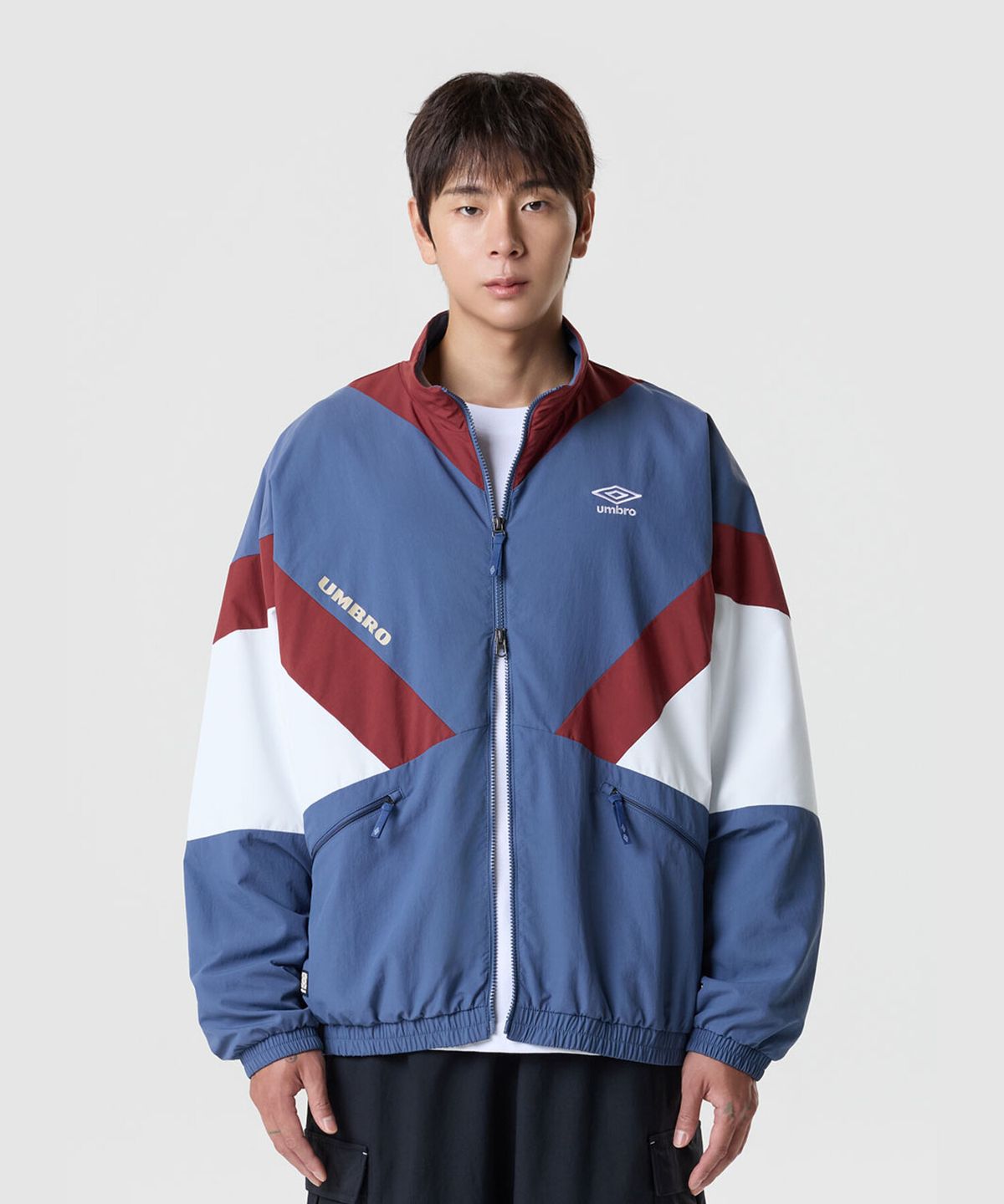 엄브로(UMBRO) 더비클럽 컬러블럭 스탠넥 바람막이 자켓 블루 UR324CJK94