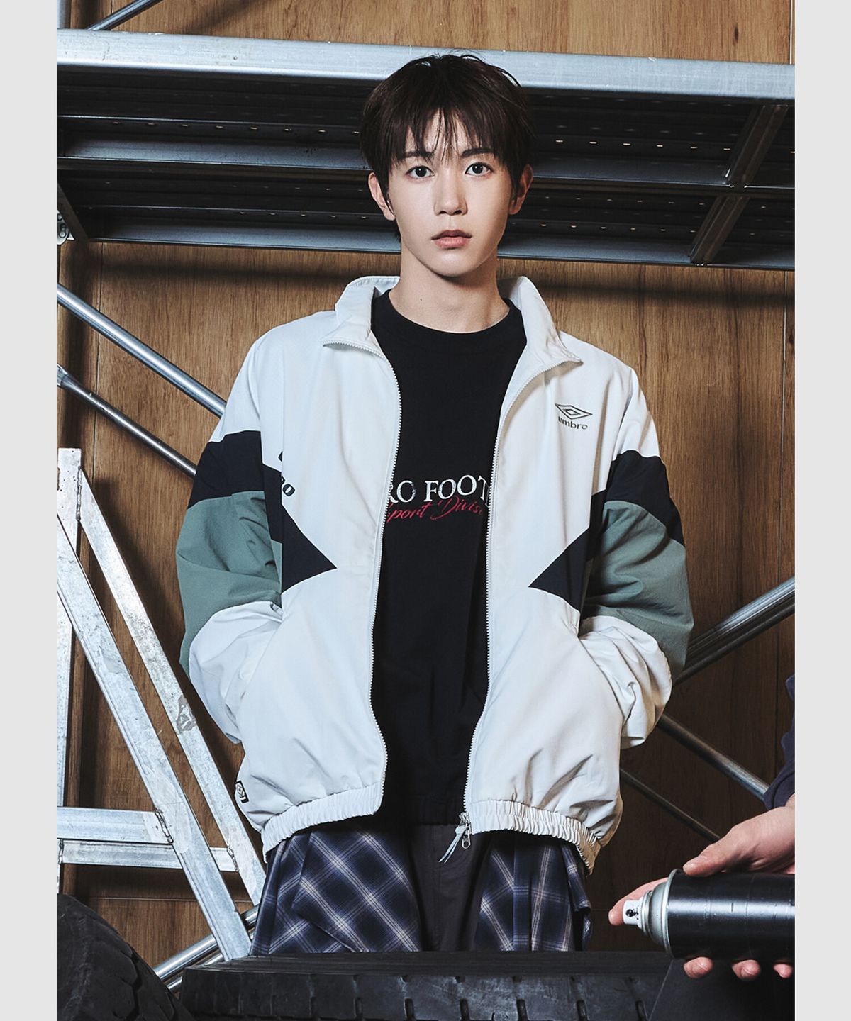 엄브로(UMBRO) 더비클럽 컬러블럭 스탠넥 바람막이 자켓 아이보리 UR324CJK94