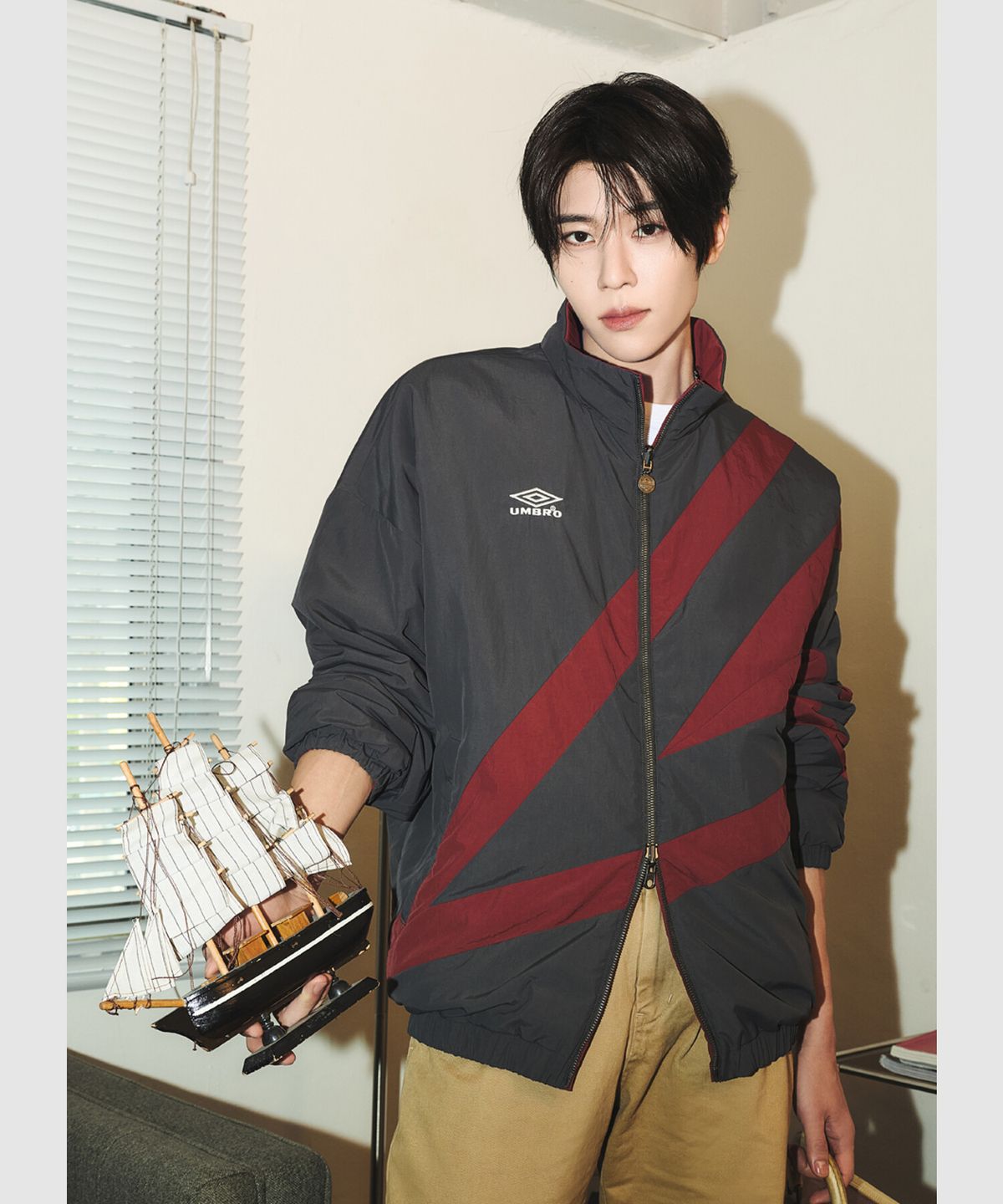 엄브로(UMBRO) HBL OG 리버시블 경량 패딩 자켓 챠콜 UR324CPJ95