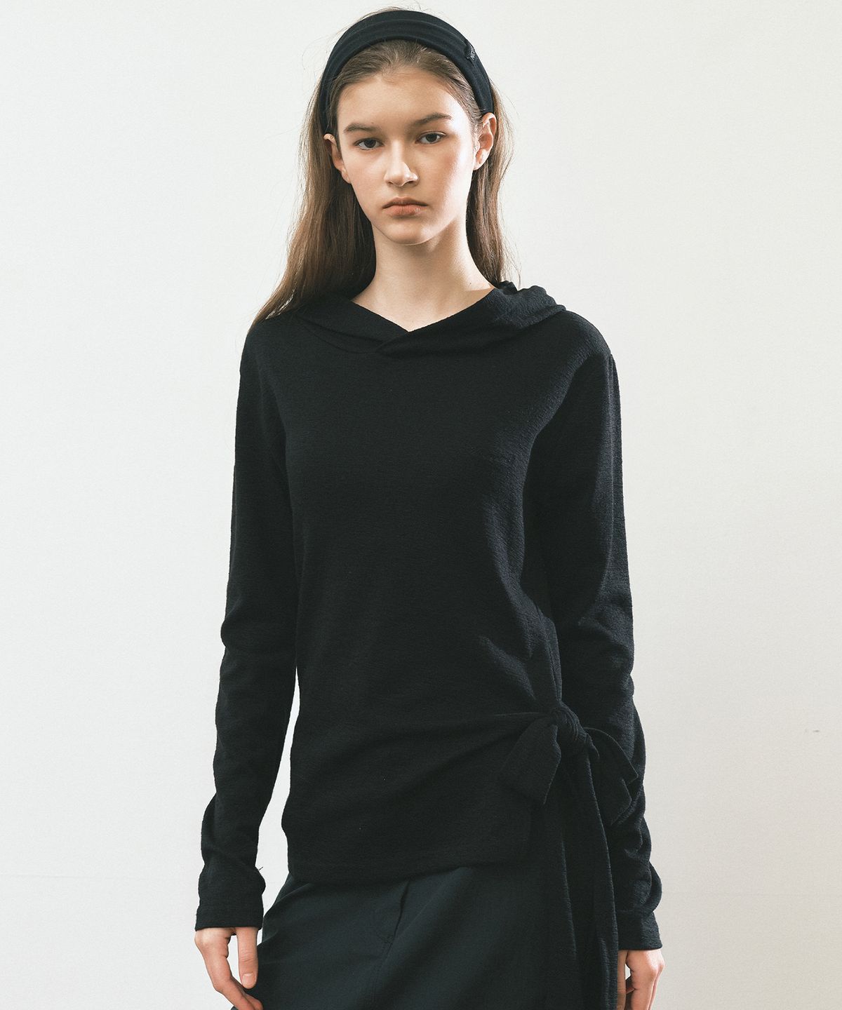 닉앤니콜(NICK&NICOLE) STRAP HOOD LONG SLEEVE TOP_BLACK
