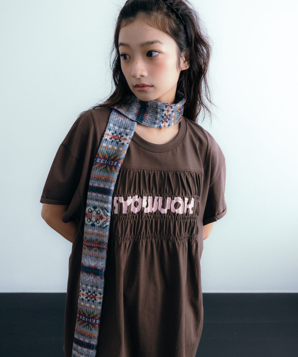 이요우아(IYOWUAH) Logo Shirring Short Sleeve, Brown