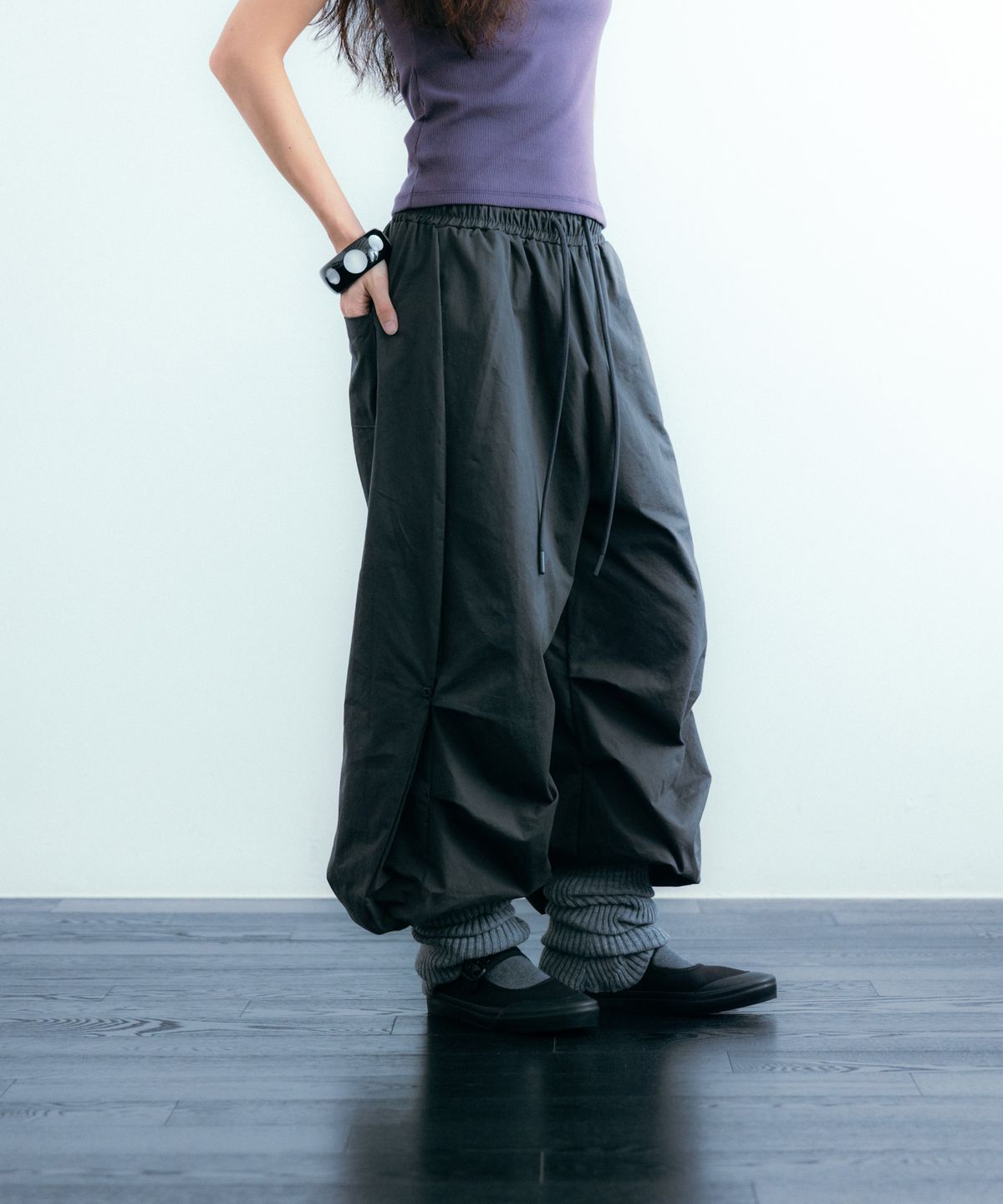 이요우아(IYOWUAH) Side Panel Parachute Pants, Charcoal