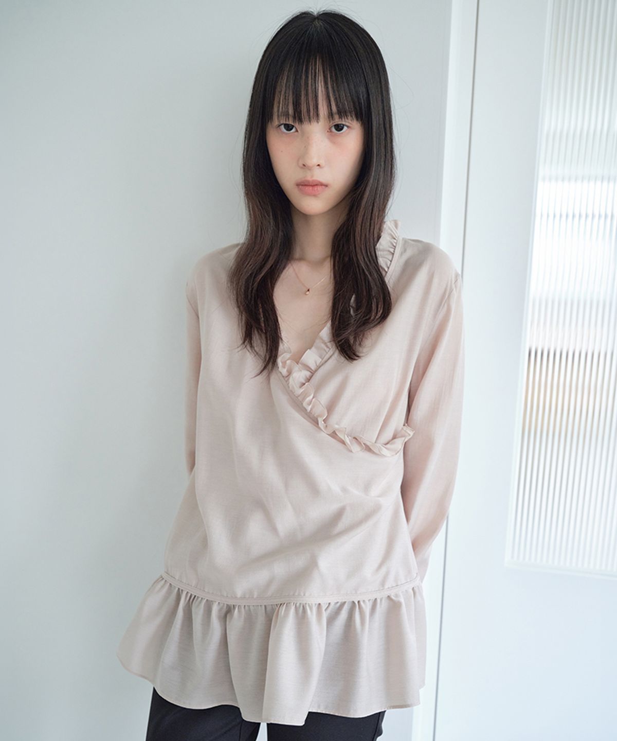 아미디(AMIDI) V-NECK RUFFLE WRAP BLOUSE_BEIGE