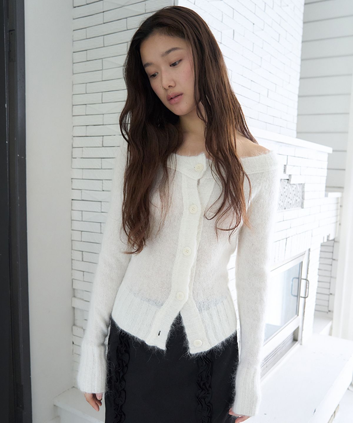 아미디(AMIDI) MERINO WOOL ALPACA OFF-SHOULDER CARDIGAN_WHITE
