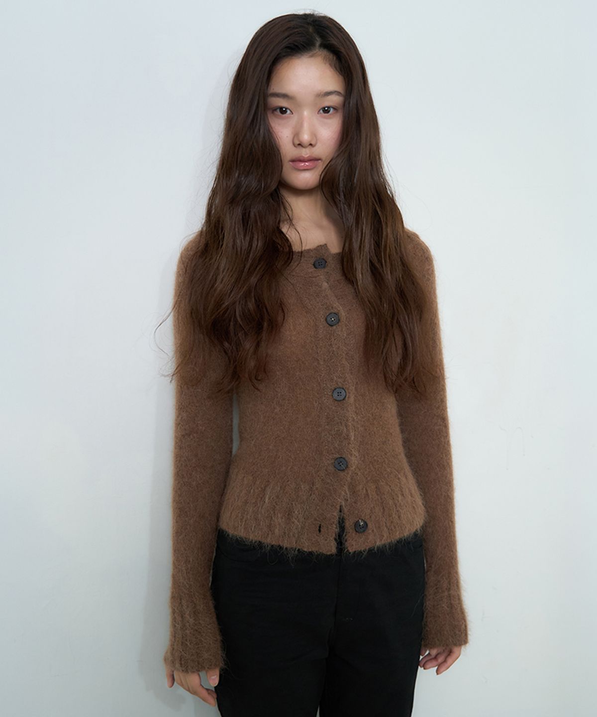 아미디(AMIDI) MERINO WOOL ALPACA OFF-SHOULDER CARDIGAN_BROWN
