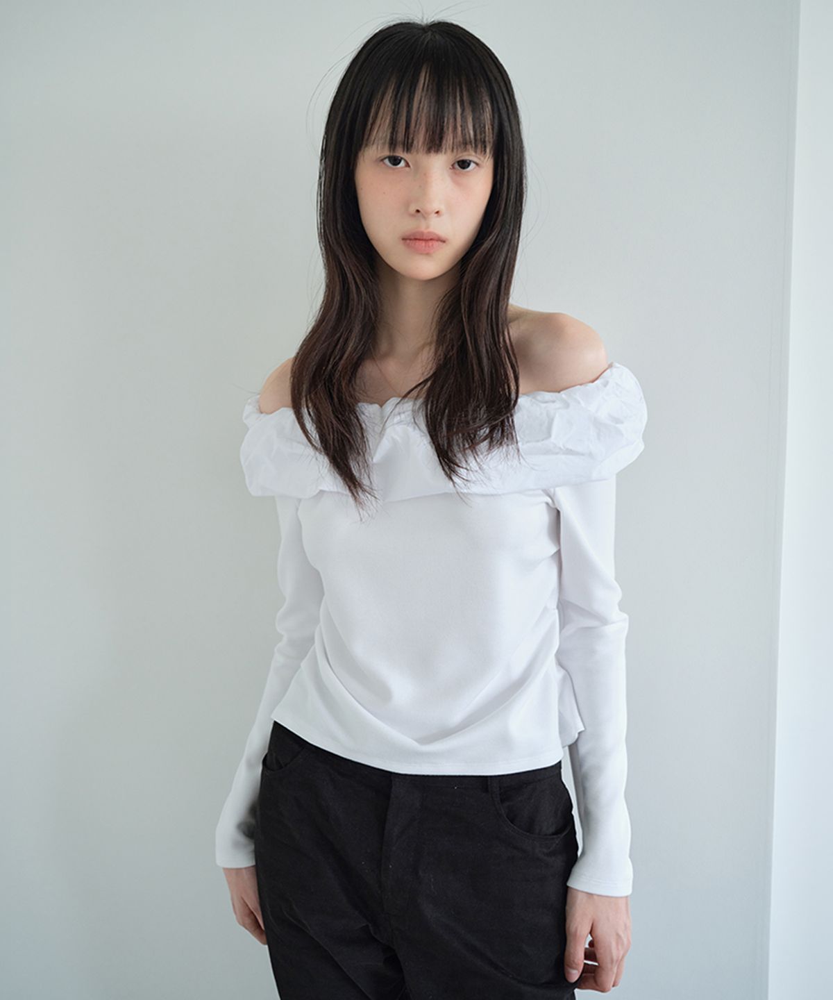 아미디(AMIDI) ROMANTIC OFF-SHOULDER SHIRRED TOP_WHITE