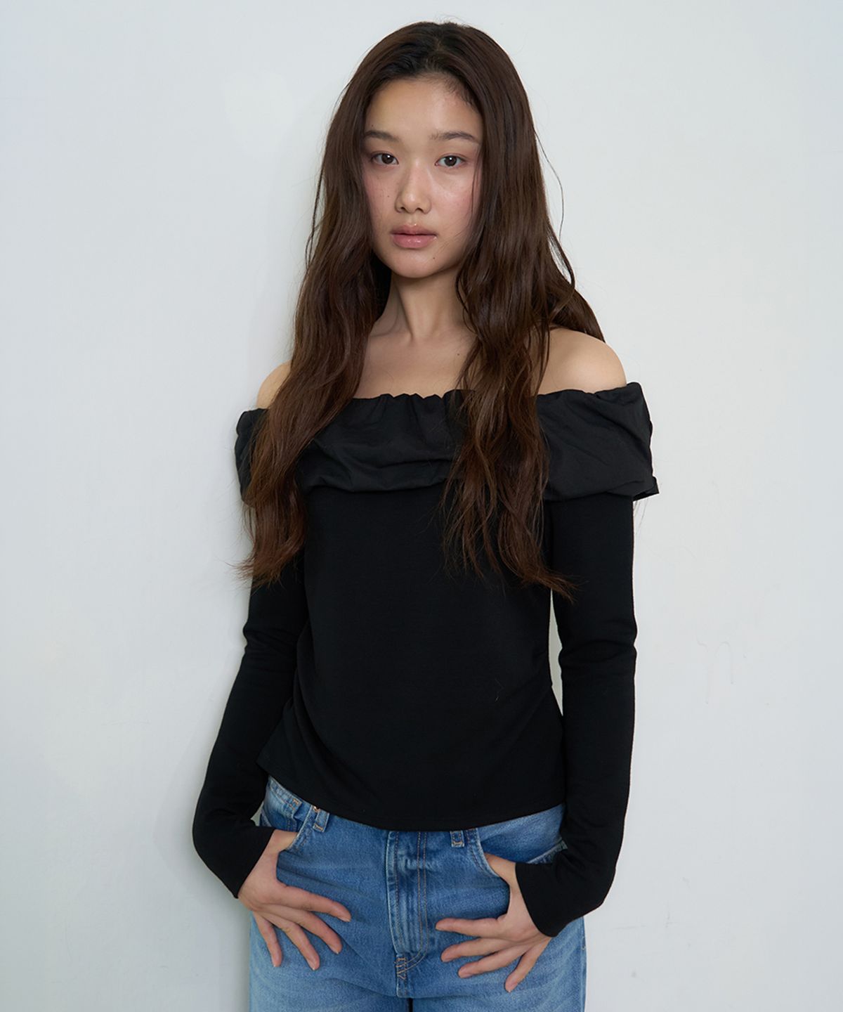아미디(AMIDI) ROMANTIC OFF-SHOULDER SHIRRED TOP_BLACK