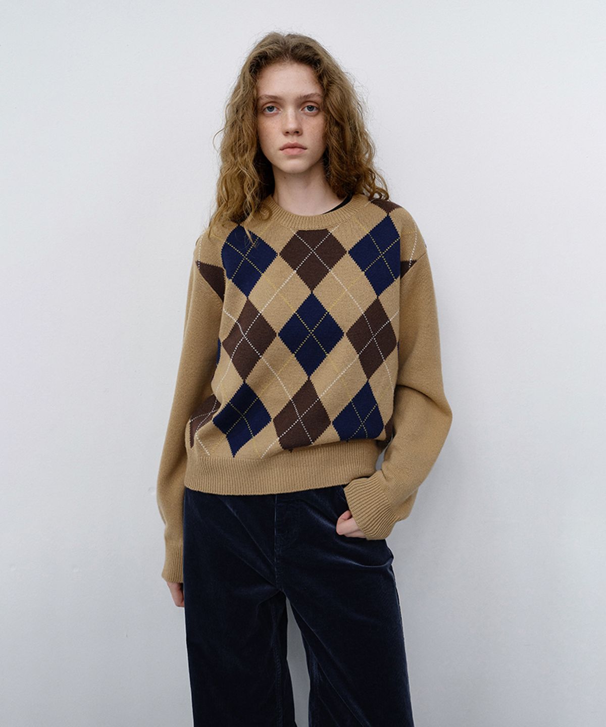 던스트(DUNST) UNISEX ARGYLE CREWNECK SWEATER_UDSW6C116_CAMEL BEIGE