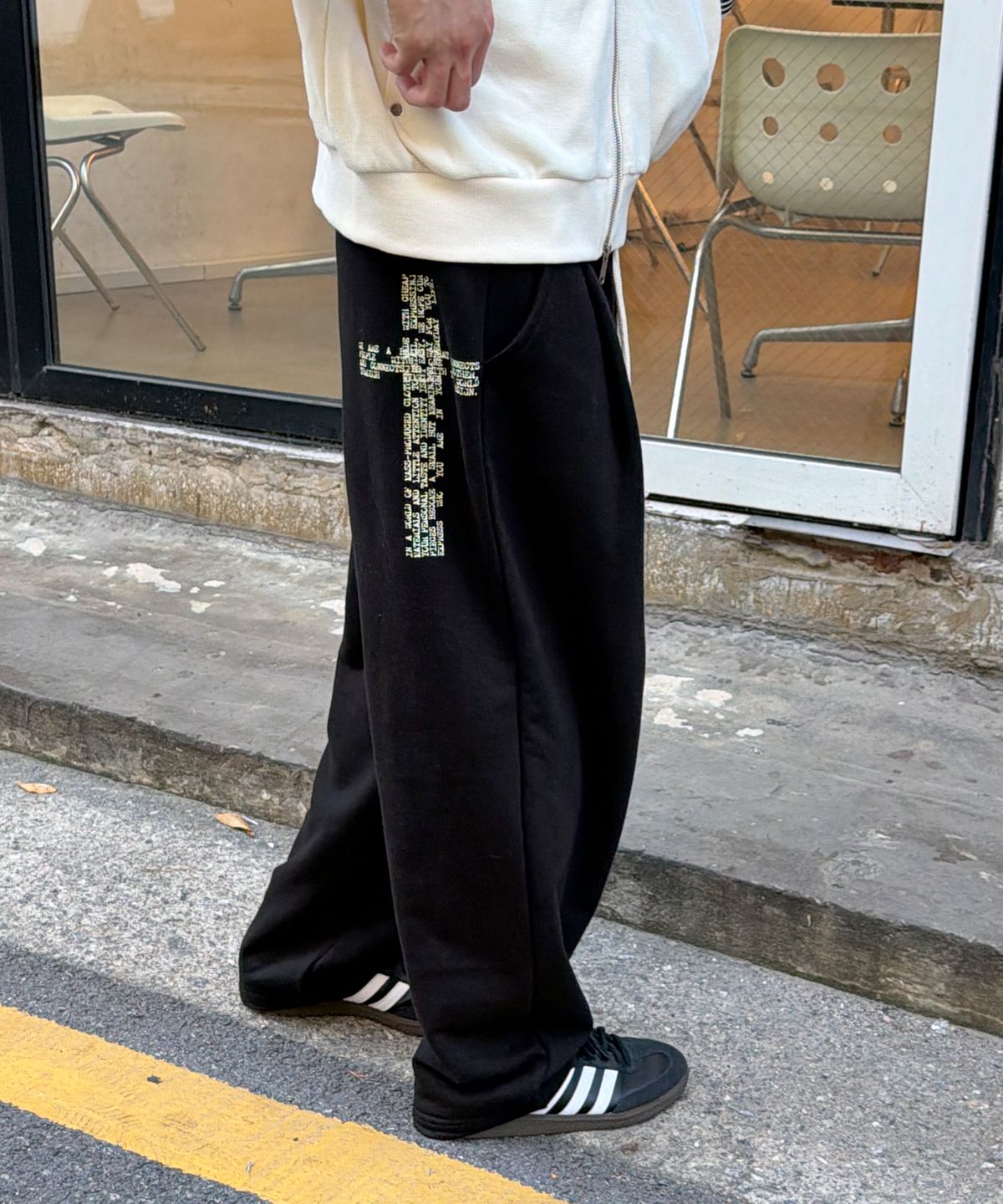 아모우(AMOU) [기모] BIG Cross One Tuck Sweat pants BLACK