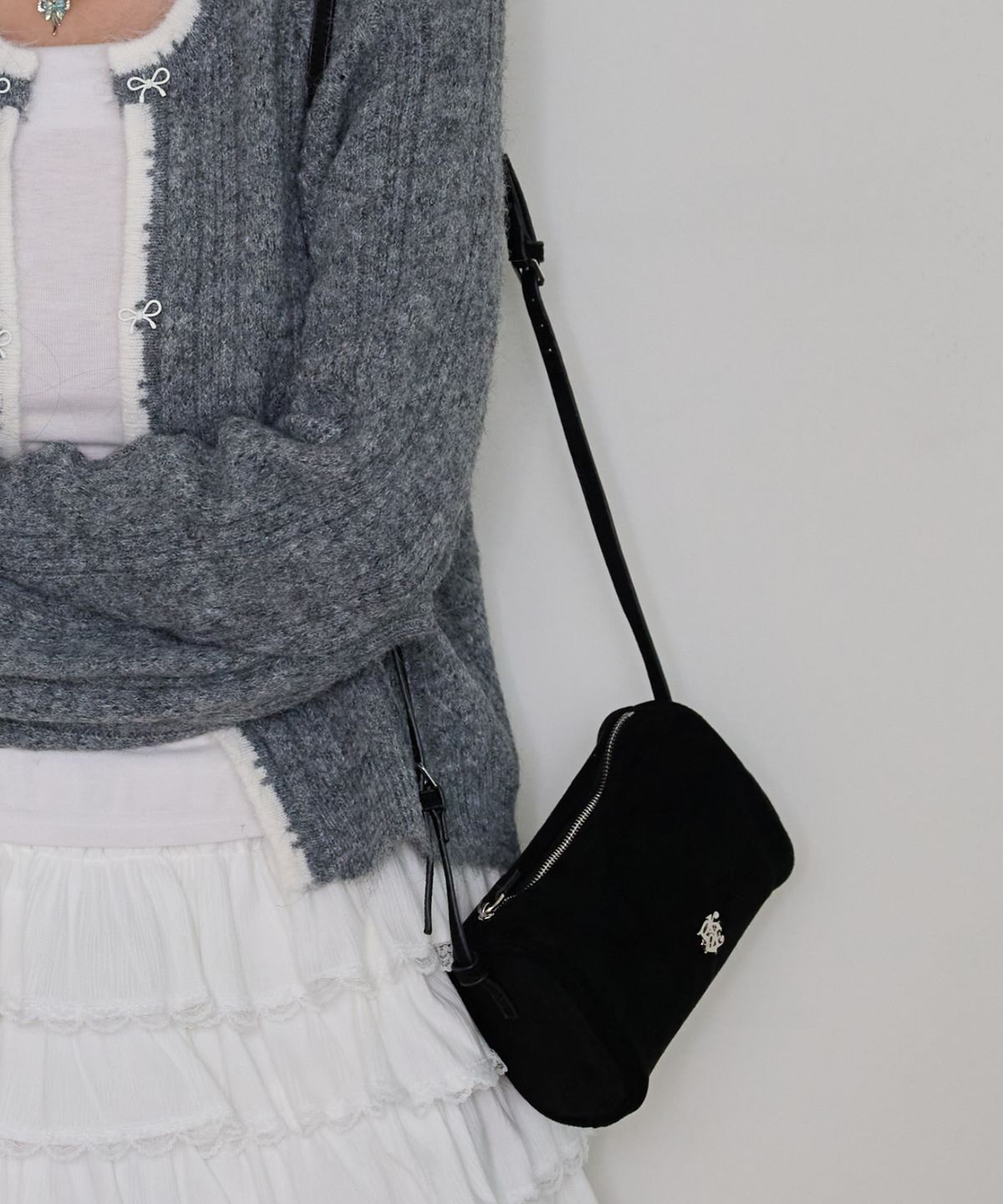 핑크파인애플(PINK PINEAPPLE) CEDAR TUBE CROSS BAG_BLACK
