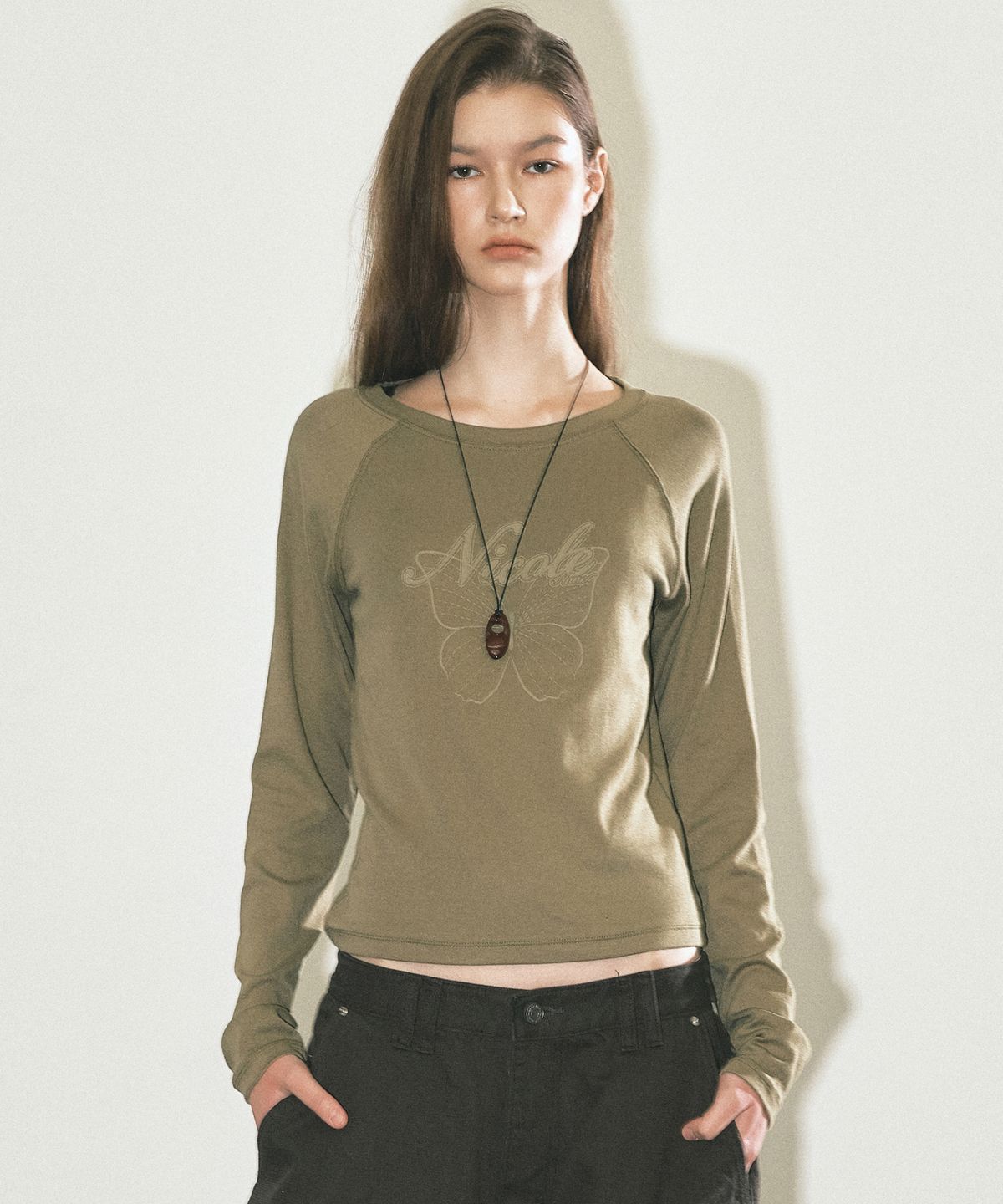 닉앤니콜(NICK&NICOLE) NICOLE BUTTERFLY RAGLAN TOP_KHAKI
